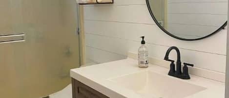 Tina con regadera, secadora de cabello, bidet, toallas