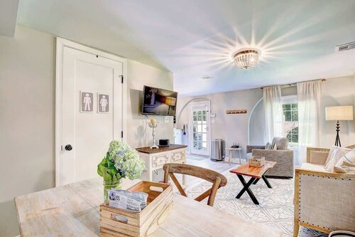 Garden Cottage · Garden Cottage - Fire Pit and Grill near Beaches