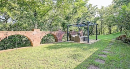 Garden Cottage · Garden Cottage - Fire Pit and Grill near Beaches