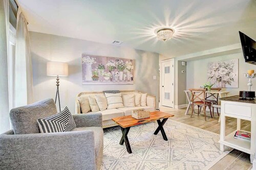 Garden Cottage · Garden Cottage - Fire Pit and Grill near Beaches