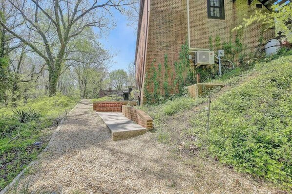 Property grounds - Garden Cottage · Garden Cottage - Fire Pit and Grill near Beaches (Lusby)