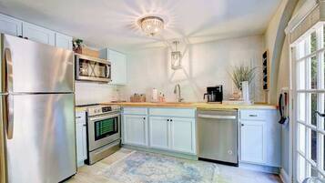 冰箱、微波炉、烤箱、炉灶