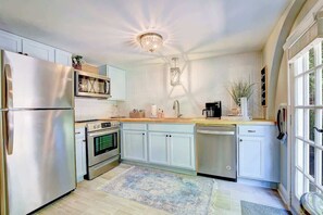 Fridge, microwave, oven, stovetop - Garden Cottage · Garden Cottage - Fire Pit and Grill near Beaches (Lusby)