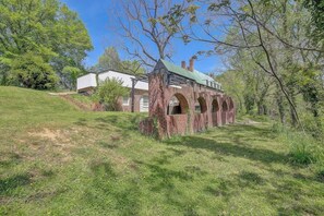 Exterior - Garden Cottage · Garden Cottage - Fire Pit and Grill near Beaches (Lusby)