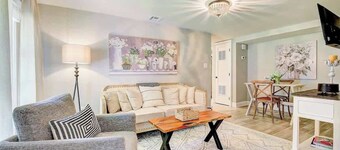 Garden Cottage · Garden Cottage - Fire Pit and Grill near Beaches