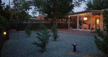 Historic Nob Hill home with cozy covered deck and close to Route 66.