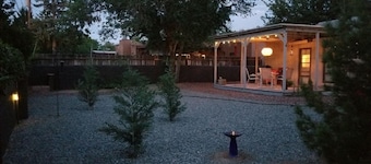 Historic Nob Hill home with cozy covered deck and close to Route 66.