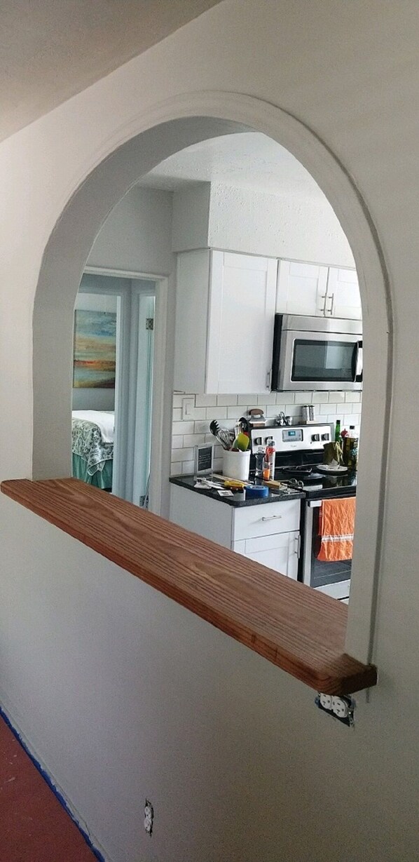 Een koelkast, een magnetron, een oven, een kookplaat