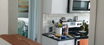 Historic Nob Hill home with cozy covered deck and close to Route 66.