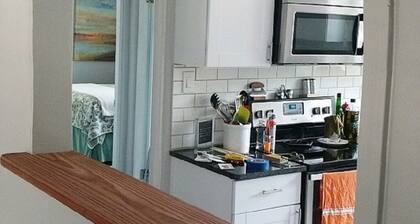 Historic Nob Hill home with cozy covered deck and close to Route 66.