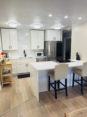 Full-sized fridge, microwave, oven, stovetop - Entire house! 3 beds/ 2 bath close to airport (Salt Lake City)