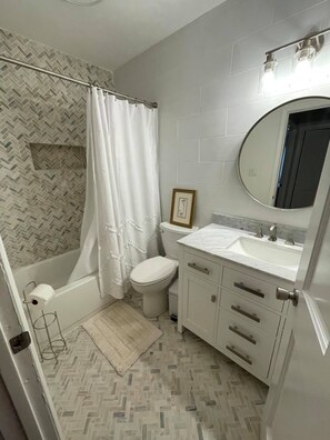 Ensemble douche/baignoire, serviettes fournies, savon, papier toilette