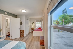 5 bedrooms, desk, iron/ironing board, free WiFi - "Bright Summer Days" (Lake Worth)