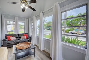 Smart TV, lettore DVD, libri