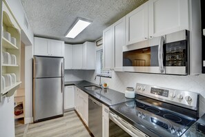 Frigorifero, microonde, forno, piano cottura