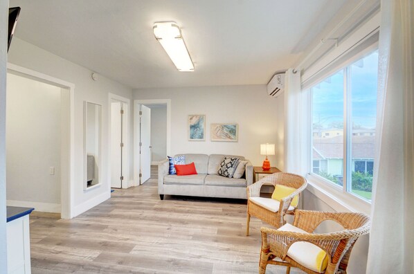 Smart TV, DVD player, books - "Bright Summer Days" (Lake Worth)