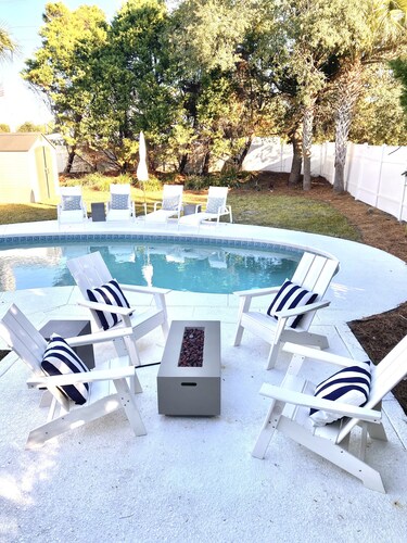 FREE GOLF CART. private HEATED pool option. Walk to the beach.Sleeps 10!