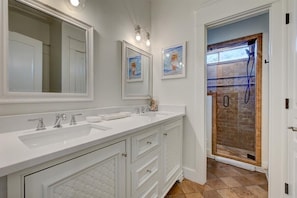 Bathtub, hair dryer, towels, soap - FREE GOLF CART. private HEATED pool option. Walk to the beach.Sleeps 10! (Destin)