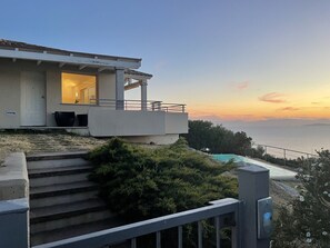 Enjoy a relaxing stay with a balcony overlooking the sea and an outdoor seating area.