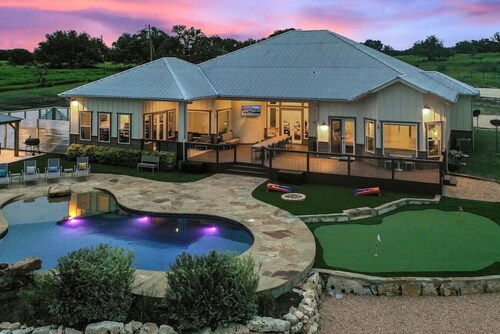 ** NEW 5 STAR HILL COUNTRY RETREAT **