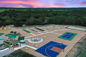 Sports court - ** NEW 5 STAR HILL COUNTRY RETREAT ** (Dripping Springs)