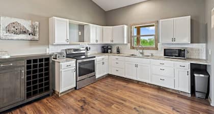 ** NEW 5 STAR HILL COUNTRY RETREAT **