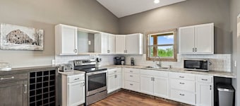 ** NEW 5 STAR HILL COUNTRY RETREAT **