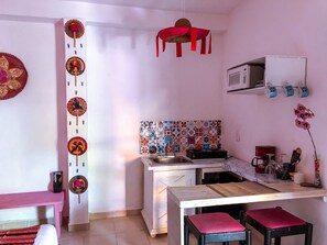 Microwave, coffee/tea maker, cookware/dishes/utensils - La Adelita just 5 minutes walking to the public beach.   (Playa del Carmen)