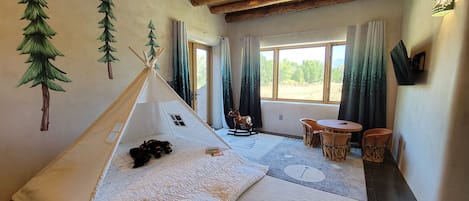 4 bedrooms, in-room safe, desk, free WiFi