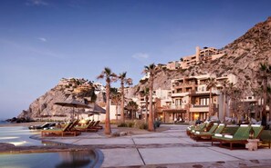 Ein Resort mit Poolbereich, Liegestühlen und einer Bergkulisse.