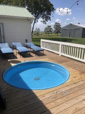 Outdoor spa tub - SunShiner Farm - Shiner, TX (Shiner)