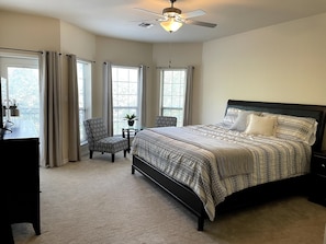 Master bedroom w/balcony and en-suite bathroom