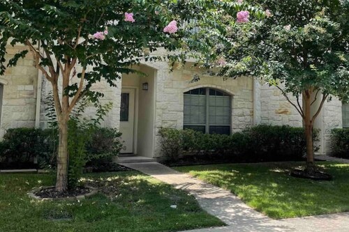 Heart of Boerne Townhome 4 min walk to Hill Country Mile, Cibolo Creek & more!