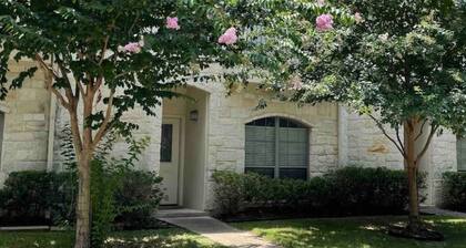 Heart of Boerne Townhome 4 min walk to Hill Country Mile, Cibolo Creek & more!