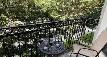 Heart of Boerne Townhome 4 min walk to Hill Country Mile, Cibolo Creek & more!