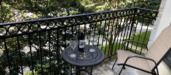 Heart of Boerne Townhome 4 min walk to Hill Country Mile, Cibolo Creek & more!