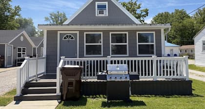 Walk to Lake, Park & Strip | Pet Friendly