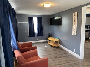 Smart TV - East End Strip: Walk to Lake & Township Park. Wine Country, Golf, Pet Friendly (Geneva)