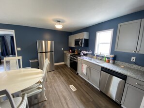 Réfrigérateur, four à micro-ondes, un four, lave-vaisselle