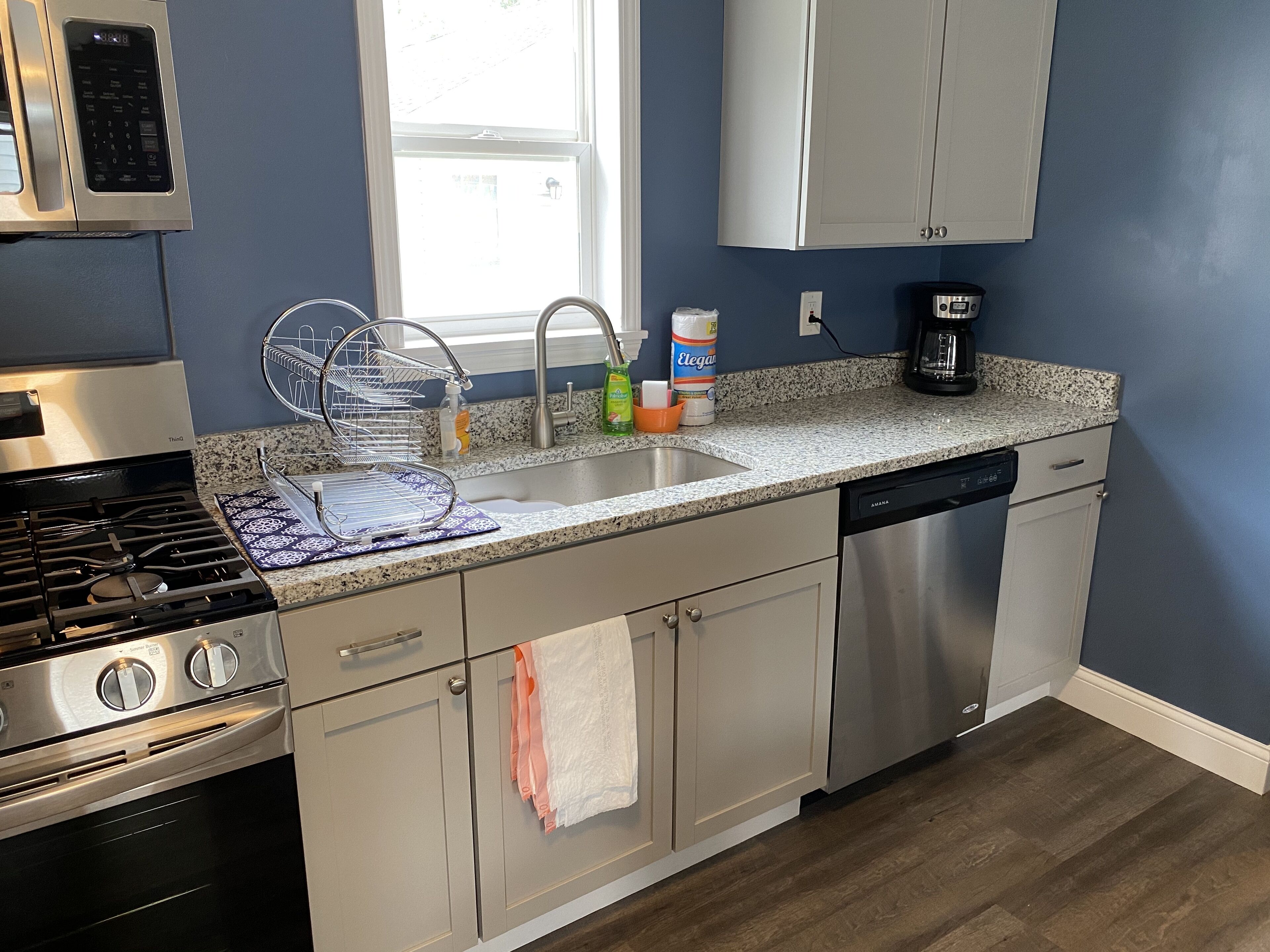 Kjøleskap, mikrobølgeovn, ovn og oppvaskmaskin