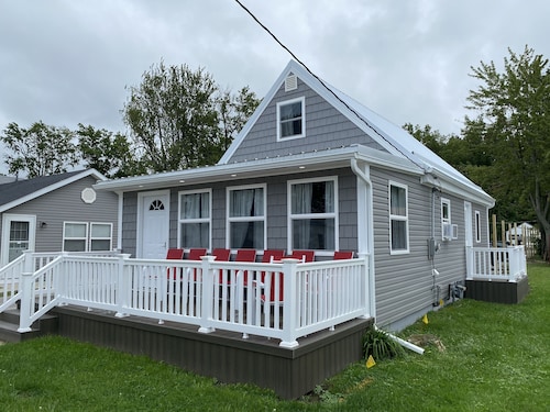 East End Strip: Walk to Lake & Township Park. Wine Country, Golf, Pet Friendly