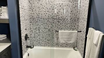 Ensemble douche/baignoire, serviettes fournies, savon, papier toilette