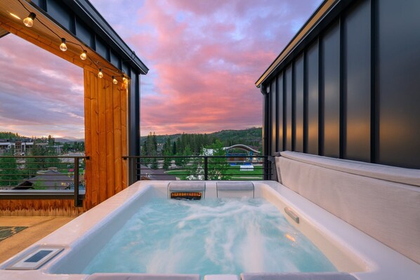 Outdoor spa tub