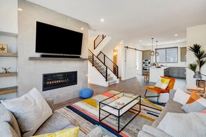 Smart-TV, Kamin, Videospielkonsole, Tischfußball