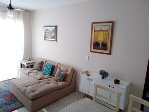 Smart-tv, ett bordtennisbord och en stereo