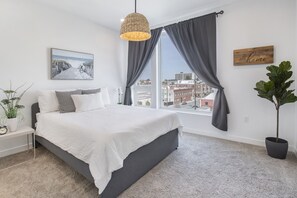 4 habitaciones, escritorio y tabla de planchar con plancha