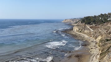 靠近海滩、沙滩椅、沙滩毛巾