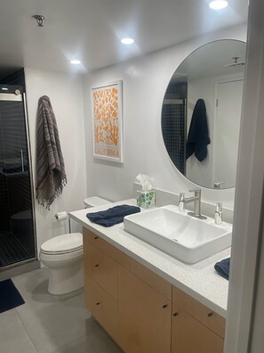 Combinazione doccia/vasca, asciugacapelli, asciugamani, sapone