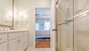 Combined shower/bathtub, hair dryer, towels, soap - 5 Minute Walk To The Beach On 30A! Family Friendly. 5 Bedrooms, 3 Baths. 2 Pools (Santa Rosa Beach)