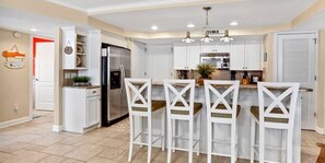 Fridge, microwave, oven, stovetop - Feelin Beachy, close to pier, shops & restaurants! Less than half block to Beach (Tybee Island)